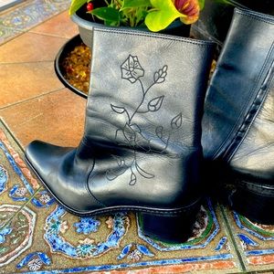 Gianni Bini black ankle boots with fancy stitching. Size 7.5.